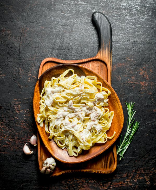 Quels sont les secrets pour des pâtes carbonara crémeuses et authentiques?